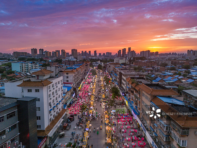 河南开封西司夜市宵夜小摊商贩夜幕降临即将开市场景图片素材