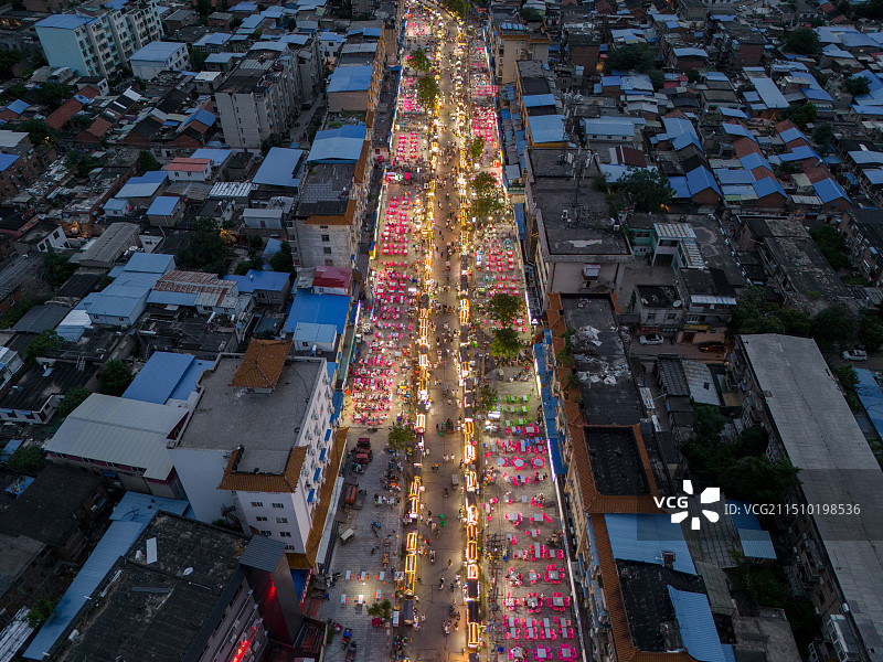 河南开封西司夜市宵夜小摊商贩夜幕降临即将开市场景图片素材