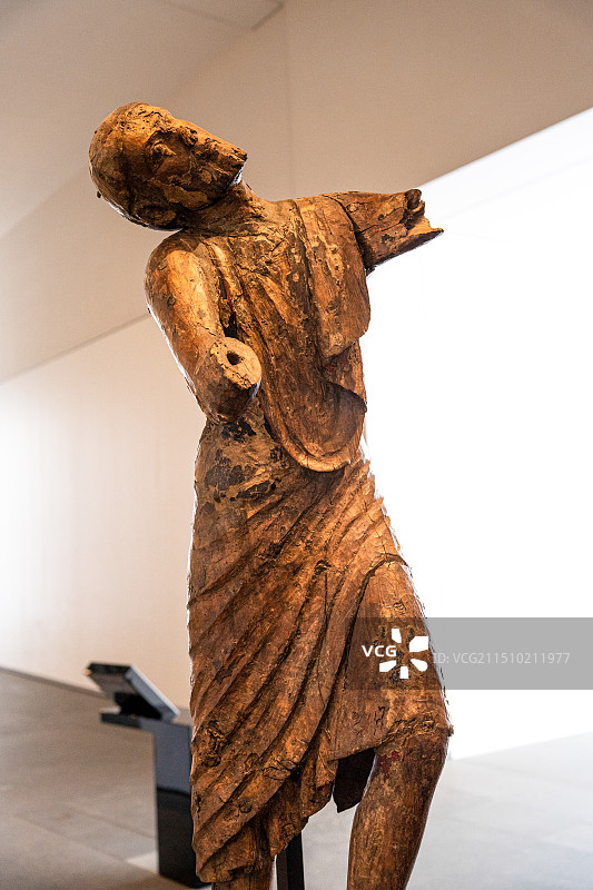 阿联酋阿布扎比卢浮宫重要文物藏品——公元1230-1240年中意大利蒂沃利阿里马提亚的约瑟木雕图片素材