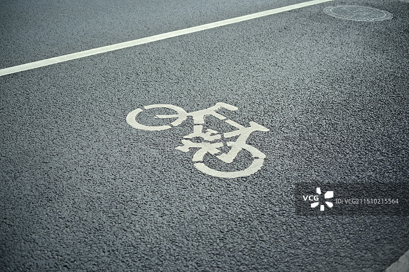 道路上自行车道标志的高角度视图图片素材