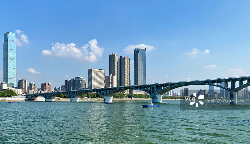 蓝天白云下的长沙湘江城市风光与橘子洲大桥图片素材