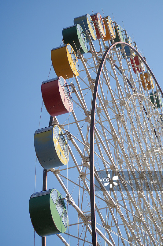 晴空下的摩天轮图片素材