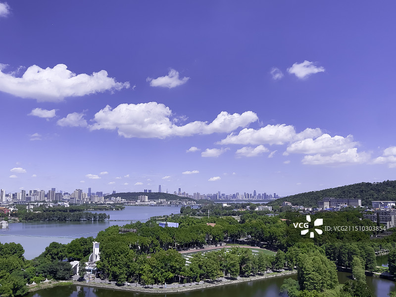 白云朵朵--武汉东湖图片素材