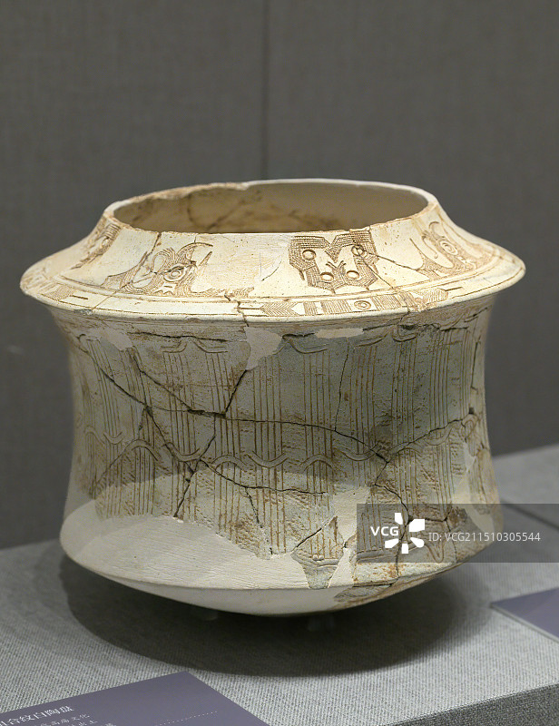 新石器时代高庙文化_组合纹白陶亚腰罐_陶器_瓷器_浙江大学考古与艺术博物馆 造物之美图片素材
