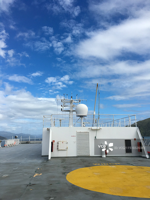 蓝天白云下野外的小型炼油厂图片素材