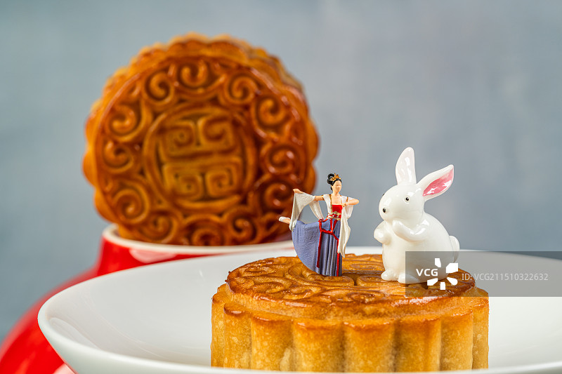 中秋节创意微缩景观 嫦娥在月饼上起舞图片素材
