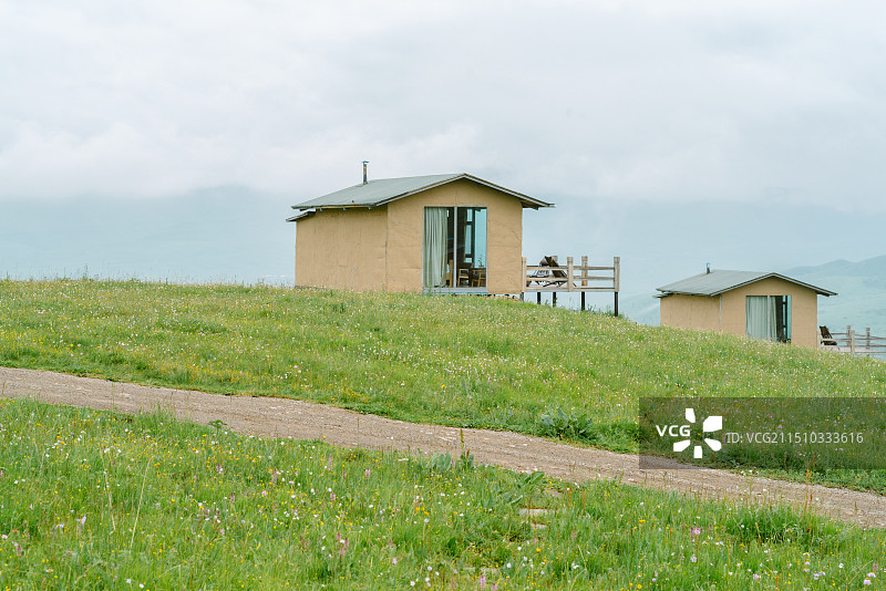 甘南藏族自治州夏河桑科草原牧场民宿风光图片素材