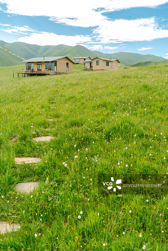甘南藏族自治州夏河桑科草原牧场民宿风光图片素材