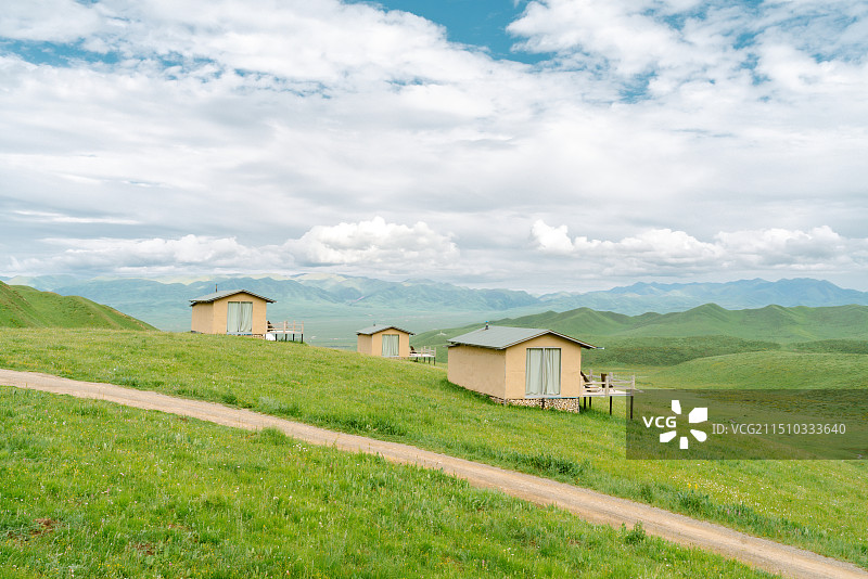 甘南藏族自治州夏河桑科草原牧场民宿风光图片素材