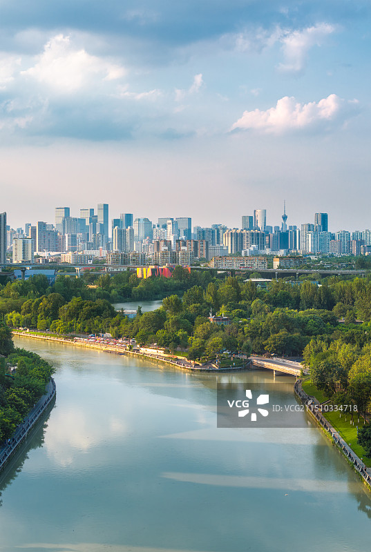 中国四川成都东湖公园及市区建筑航拍图图片素材