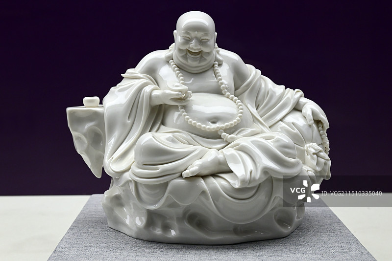 中国福建“德化白瓷”精品——《德化白釉弥勒坐像（邱双炯塑）》，二十一世纪初图片素材
