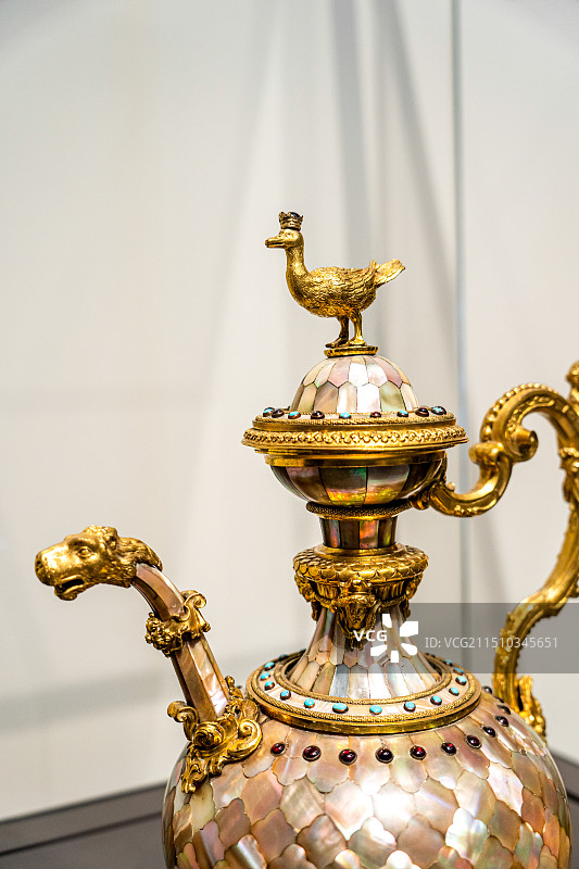 阿联酋阿布扎比卢浮宫重要文物藏品——约1640年在意大利制作的印度风格镶珠母、龟甲和石榴石的黄铜水壶图片素材