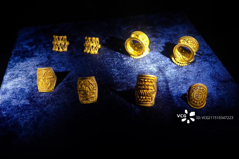 中国贵州民族博物馆馆藏，贵州民族银饰，少数民族银饰盛装，头饰，首饰，胸饰，手饰，项饰图片素材