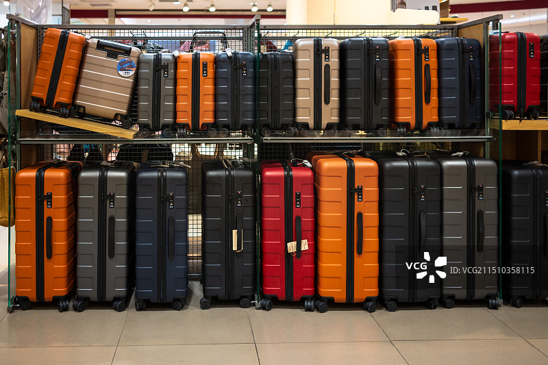 行李箱彩色行李架商场图片素材