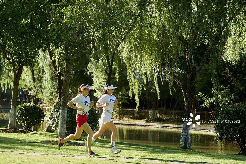 清晨公园里跑步锻炼身体的人们图片素材