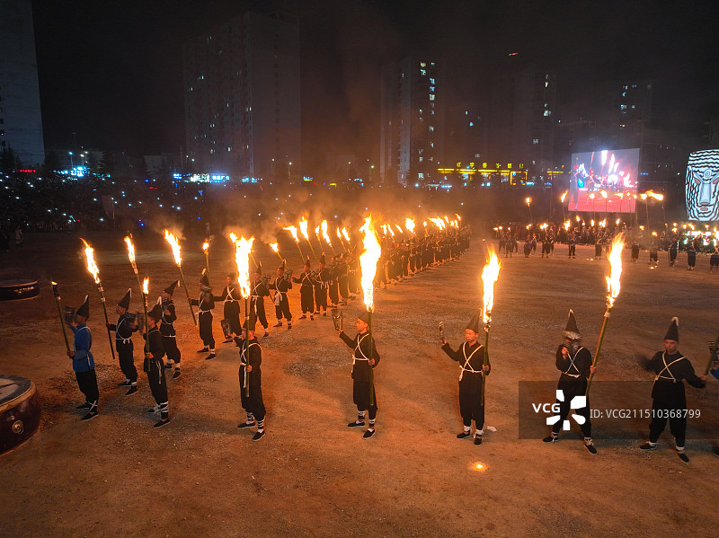 贵州省威宁县便民服务中心民族团结广场主会场火把节图片素材
