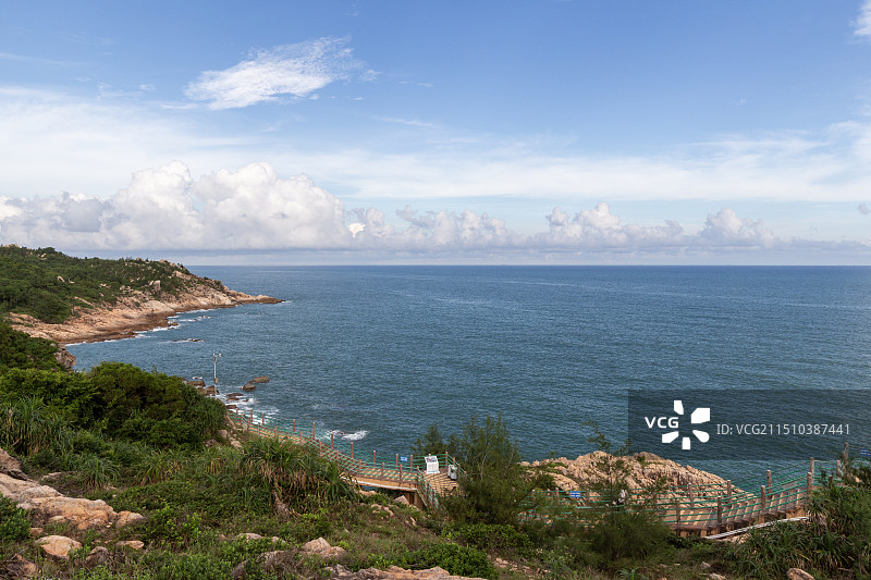 蓝天白云下的广东惠州惠东县港口滨海度假区海龟湾风景图片素材