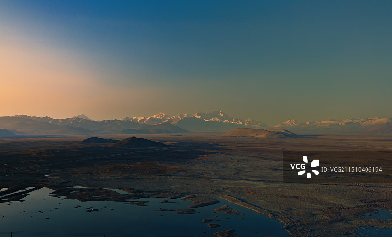 珠穆朗玛群峰下图片素材