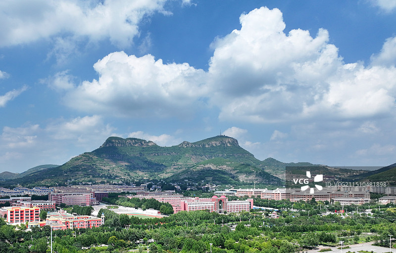 蓝天白云下的山东枣庄山亭区城市风光图片素材
