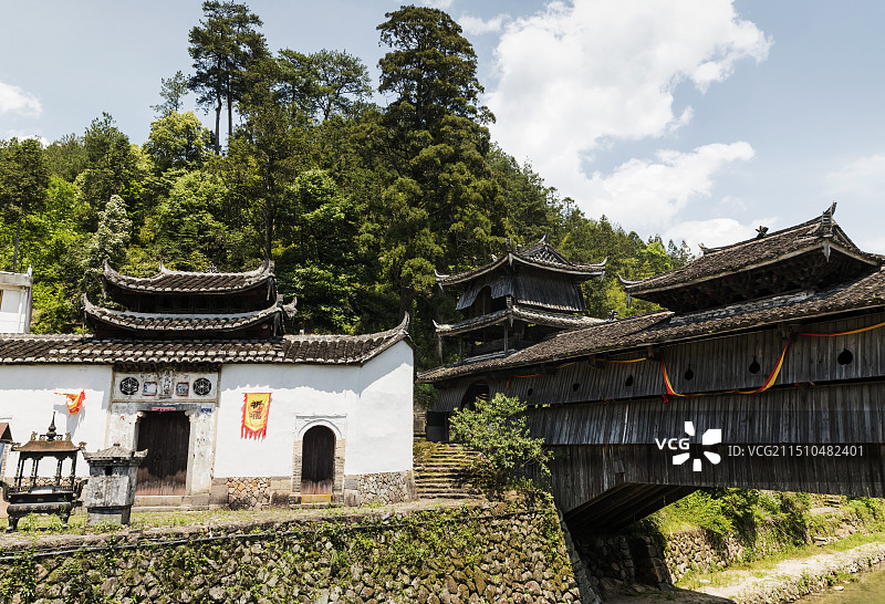 如龙桥位于浙江省丽水市庆元县月山村,始建于明初,结构复杂,集亭台楼阁与一体,是年代最早的木拱桥.图片素材