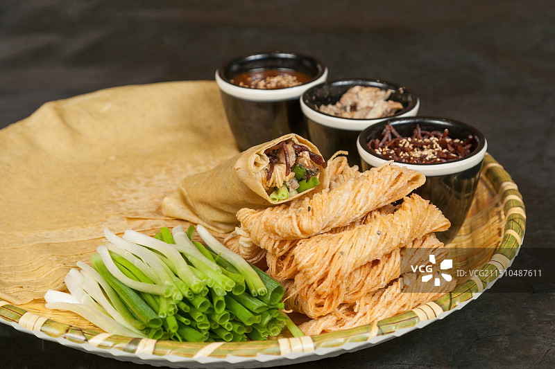 中餐美食-煎饼卷馓子图片素材