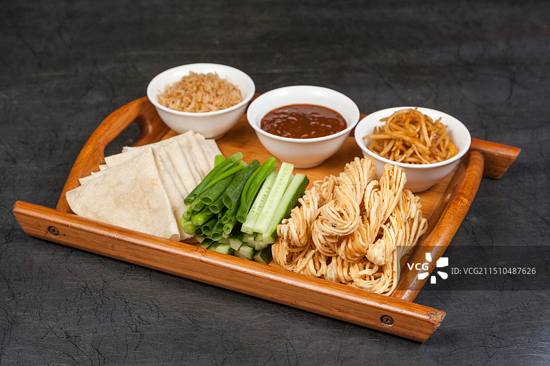 中餐美食-煎饼卷馓子图片素材