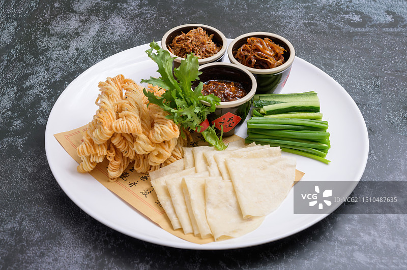 中餐美食-煎饼卷馓子图片素材
