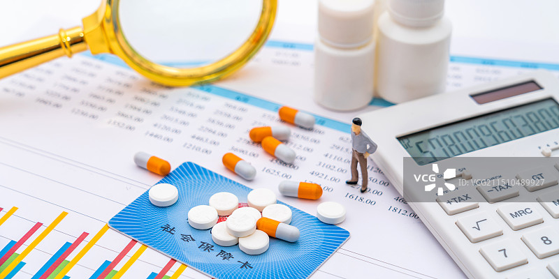 药品、社保卡医保卡和玩具小人——医疗保险概念图片素材