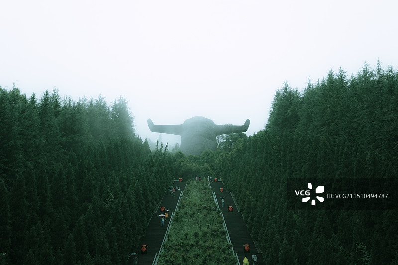 云雾中的神农架神农坛图片素材