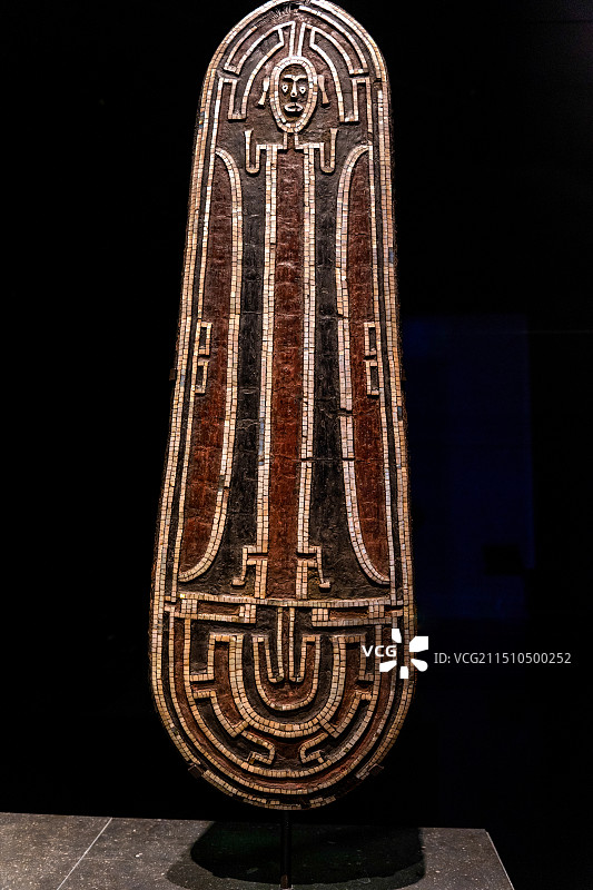 阿联酋阿布扎比卢浮宫重要文物藏品——19世纪大洋洲所罗门群岛仪式用装饰盾牌图片素材