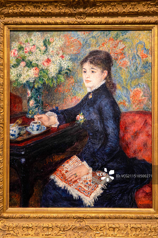 阿联酋阿布扎比卢浮宫重要文物藏品——1877-1878年法国画家雷诺阿帆布油画《巧克力杯》图片素材