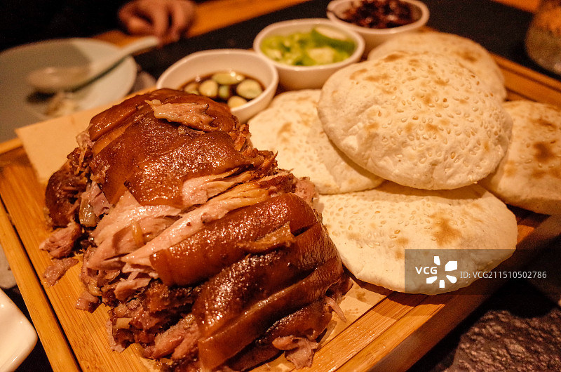 大同特色美食北魏家宴烤猪肘图片素材