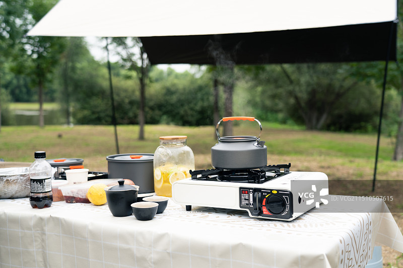 在户外露营野餐茶水饮料图片素材