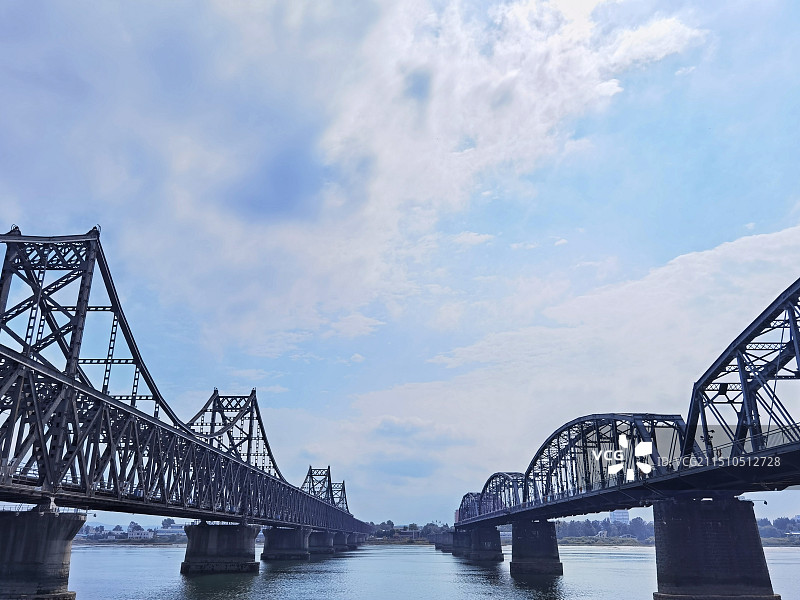 鸭绿江断桥与新桥图片素材