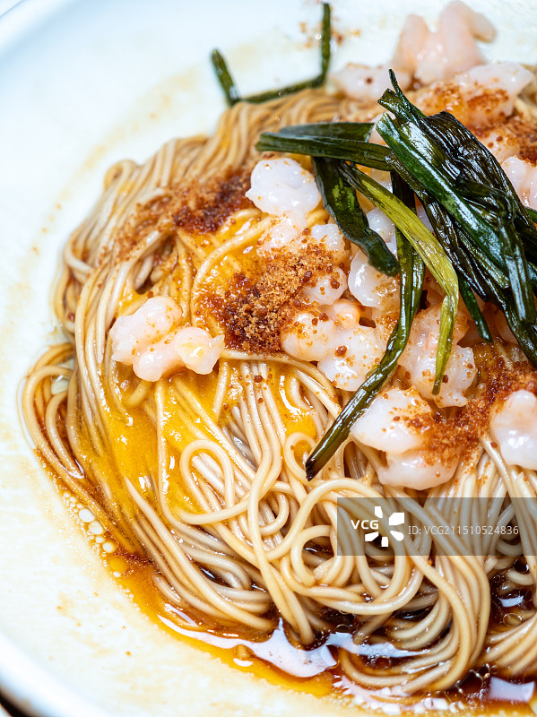 小龙虾拌面图片素材