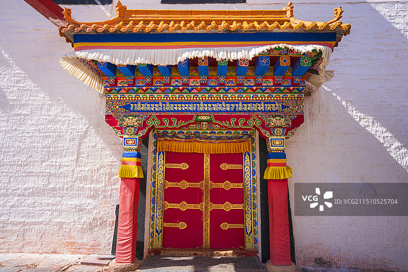拉卜楞寺藏传佛教建筑，鎏金铜瓦、彩画门楼、庄严巍峨，藏民族特色浓郁图片素材