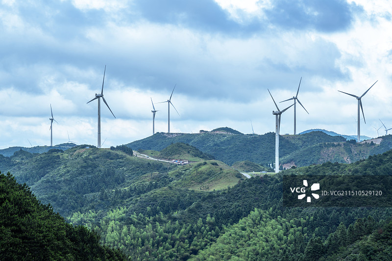 郴州仰天湖大草原山顶风力发电机群 清洁能源 乡村振兴图片素材
