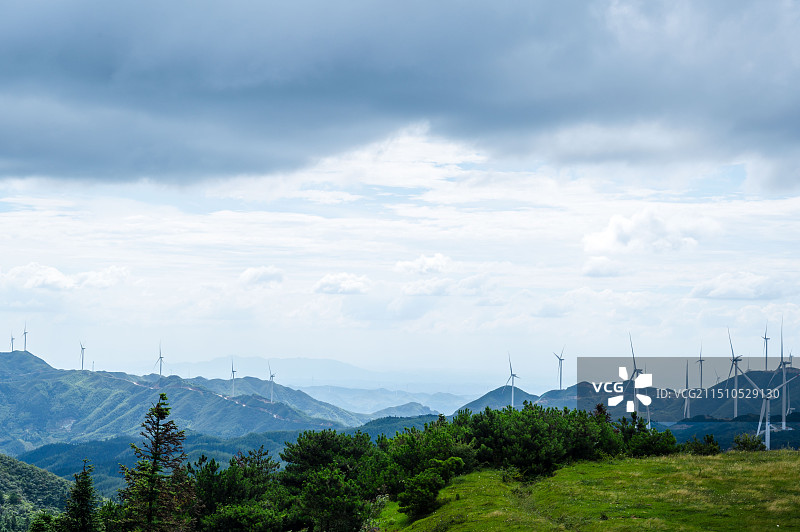 郴州仰天湖大草原山顶风力发电机群 清洁能源 乡村振兴图片素材