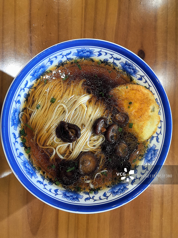 中华传统美食苏州香菇清汤面图片素材