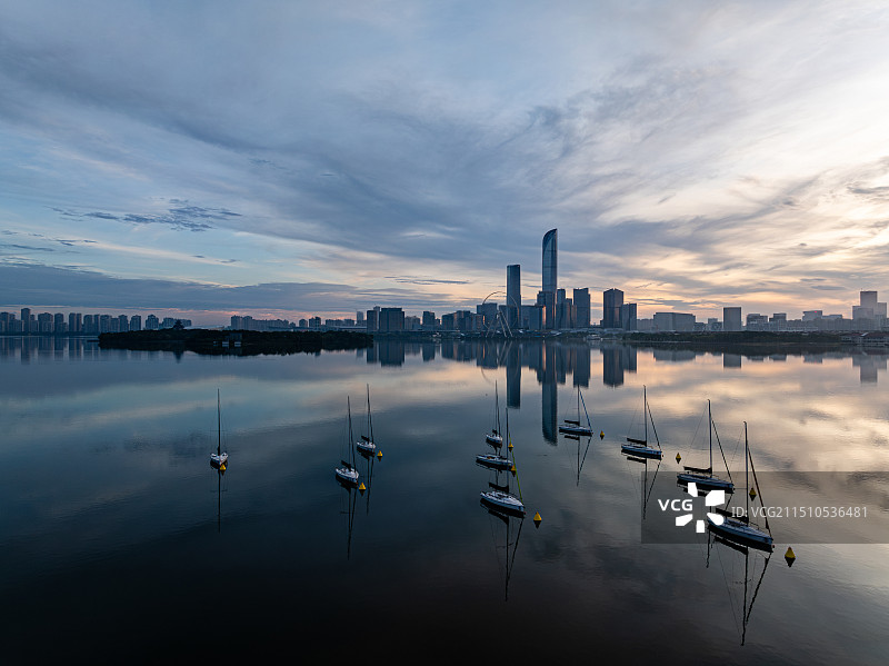 清晨，平静的城市湖面，苏州金鸡湖图片素材