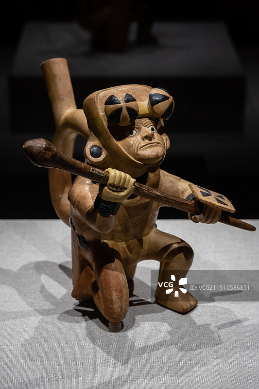 美洲印加文化文物莫切文化手持木棍与盾牌的战士形陶瓶图片素材