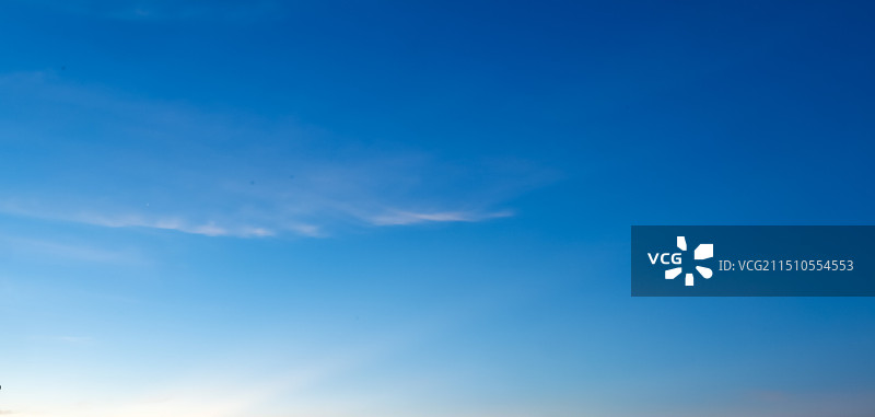 蓝天云层的低角度视图图片素材