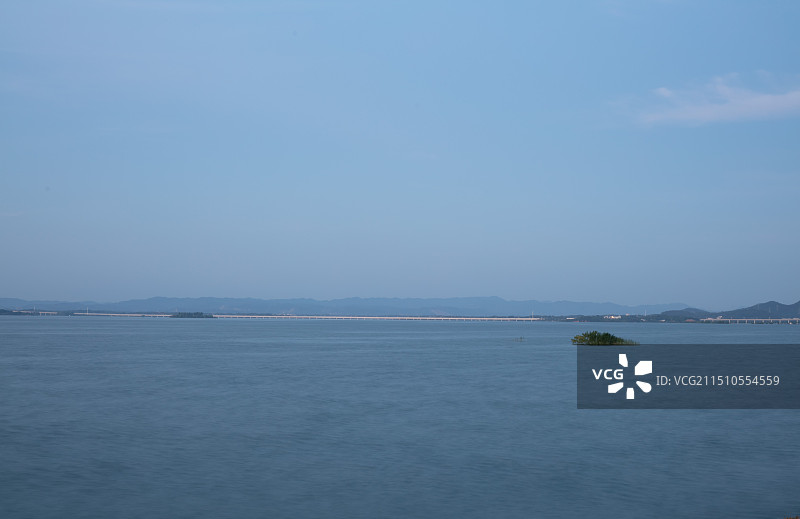 晴朗天空下的海岸线图片素材