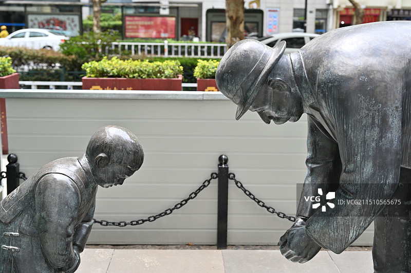 浙江大学医学院附属第二医院解放路院区梅滕更与小患者鞠躬像医患鞠躬图片素材