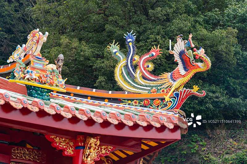 福建省泉州仙公山寺庙屋顶上的雕塑图片素材