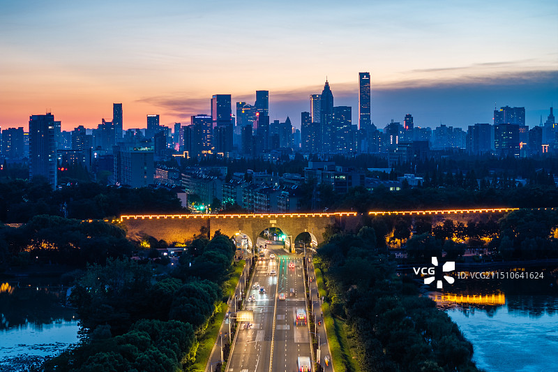 日落时分的南京明城墙-标营门图片素材