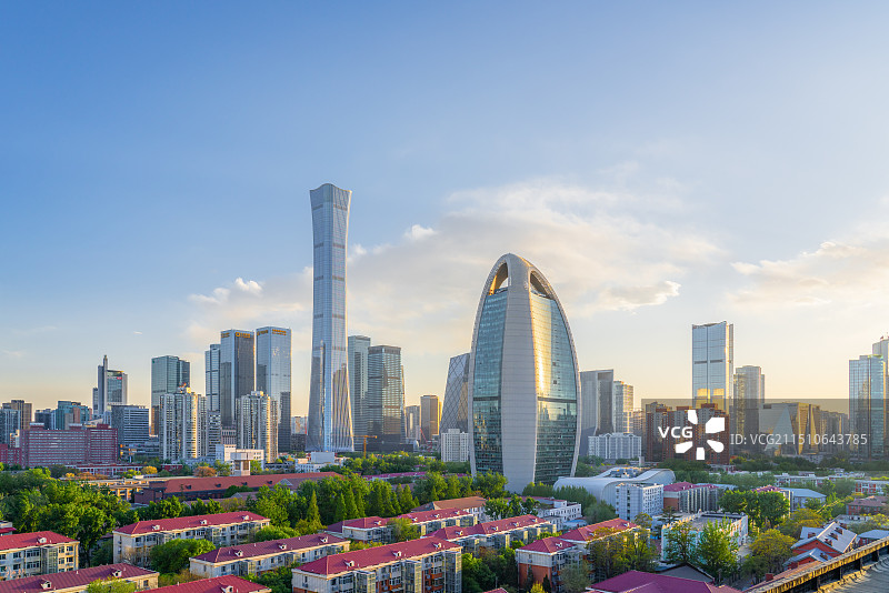 北京地标建筑国贸cbd和人民日报社新媒体大厦傍晚夜景图片素材