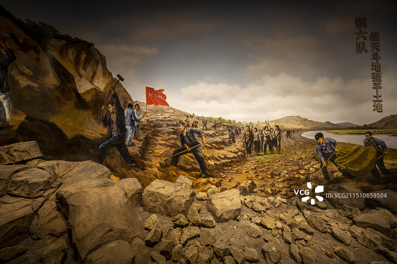 山东省临沂市莒南县沂蒙精神厉家寨展览馆：钢六队战天斗地整平土地图片素材