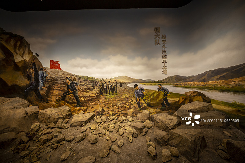 山东省临沂市莒南县沂蒙精神厉家寨展览馆：钢六队战天斗地整平土地图片素材