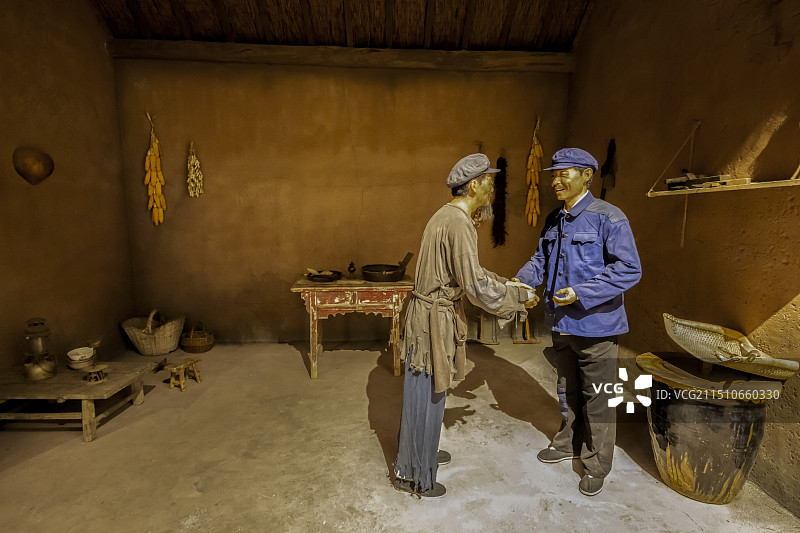 山东省临沂市莒南县沂蒙精神厉家寨展览馆：王同昌走村串户动员村民入社（新建农业合作社）图片素材